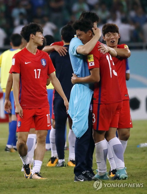 기뻐하는 구자철과 기성용