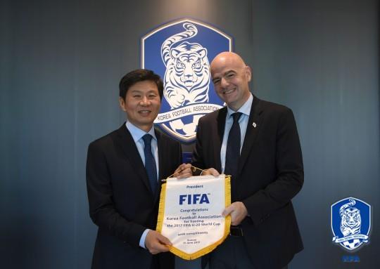 정몽규 대한축구협회장(왼쪽)과 잔니 인판티노 FIFA 회장