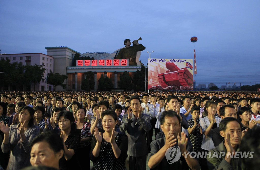 6차 핵실험뒤 지난 6일 평양 김일성광장에서 열린 집회 모습 