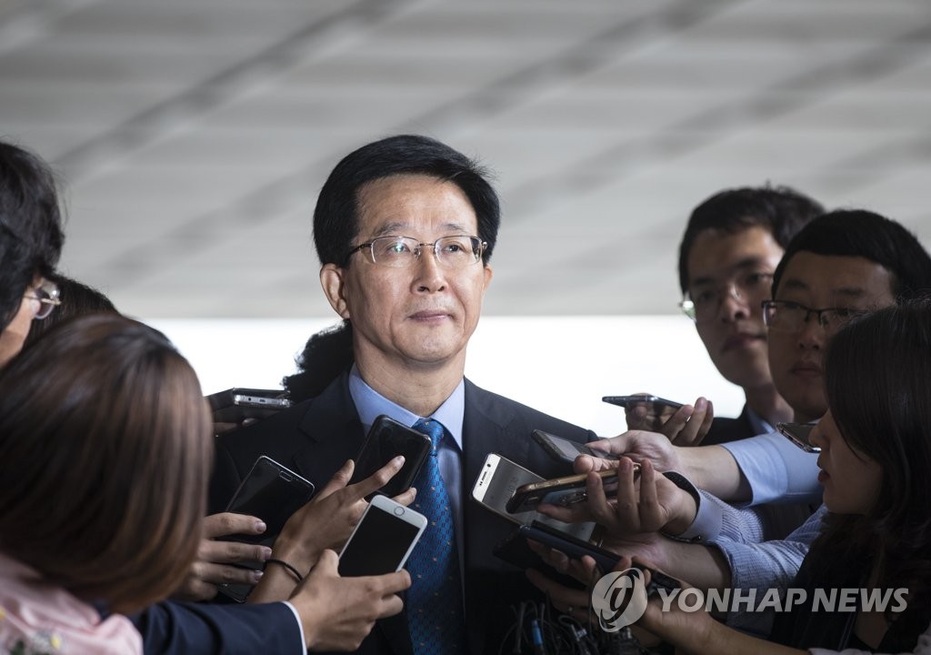 질문 듣는 민병주 전 국정원 단장
