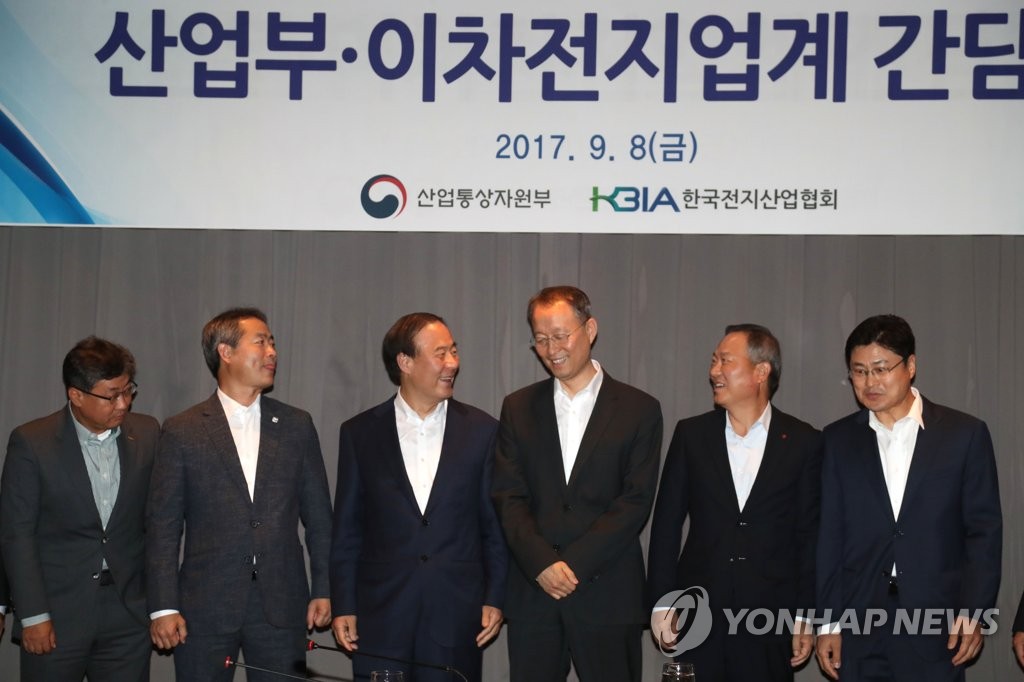 참석자들과 인사하는 백운규 장관