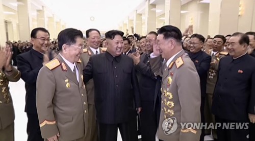 북한 황병서, 핵 개발 과학자에게 경례