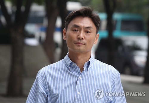청문회 준비 사무실로 나오는 박성진 후보자