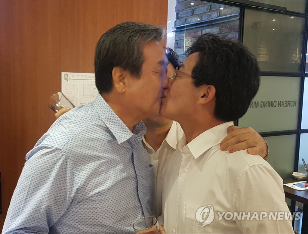 입 맞추는 김무성과 유승민