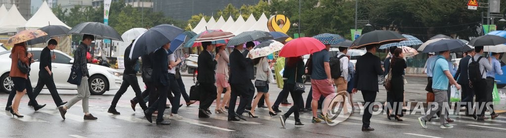 비 오는 날 우산 쓴 행인들