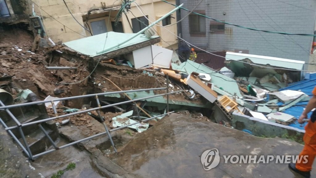 부산 폭우로 주택 붕괴