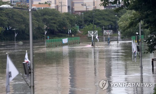 불어난 물에 잠긴 온천천 시민공원