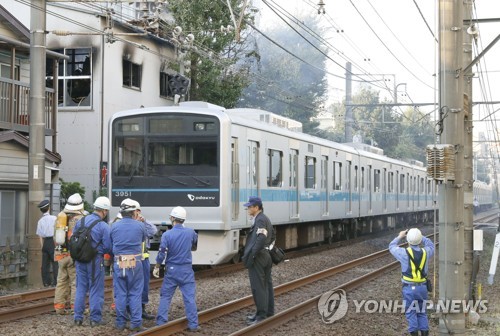일본 철길옆 건물서 난 불 전동차로 옮겨붙어 '아찔'
