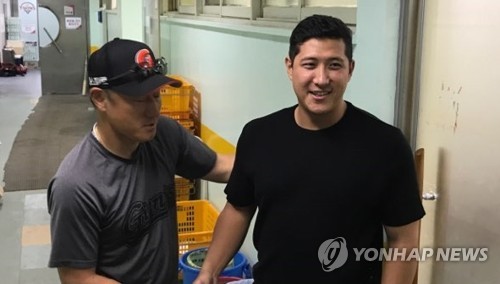 황재균, 잠실구장 깜짝 방문