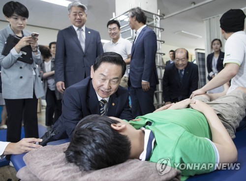 치료중인 장애 학생 살피는 김상곤 부총리