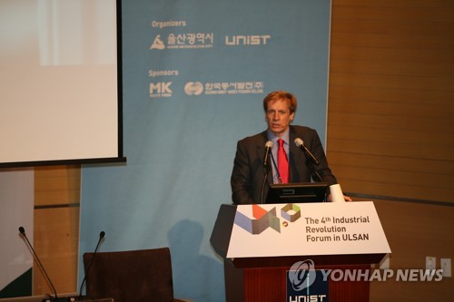 기조연설하는 저스틴 우드