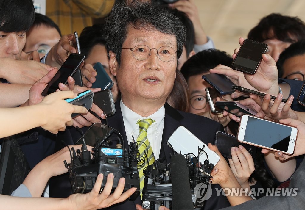 질문에 답하는 문성근