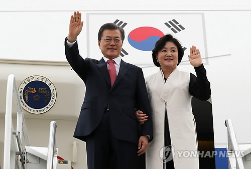 뉴욕 도착, 환영객에게 손 흔드는 문 대통령