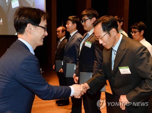 무역안보 유공자와 악수하는 강성천 통상차관보