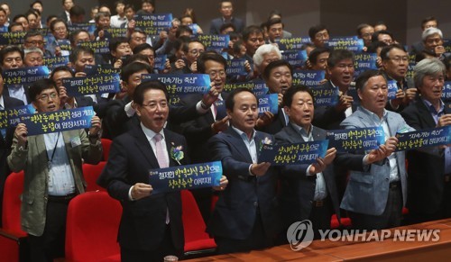 방역 퍼포먼스하는 참석자들