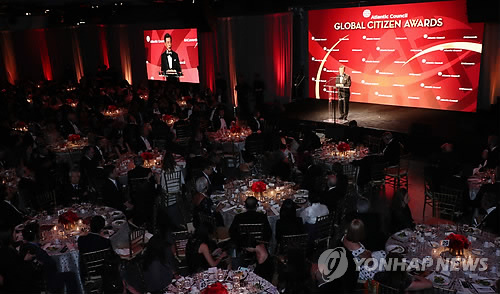 수상 연설하는 문 대통령