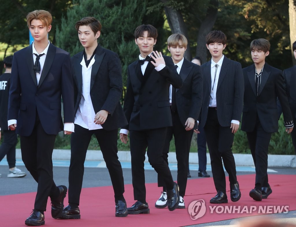 워너원, 들썩이는 등장