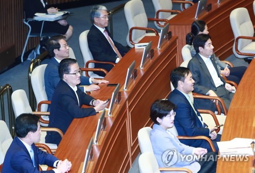 엷은 미소만, '캐스팅 보트' 국민의당은 덤덤