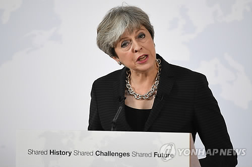 英총리 "2년 이행기간 거쳐 2021년 완전 브렉시트" 제안