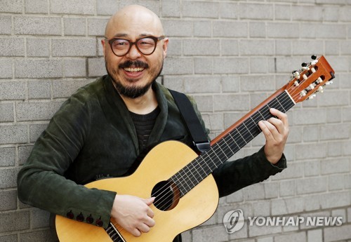 기타 연주하는 이병우