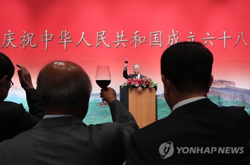 건배 제의하는 추궈훙 중국대사