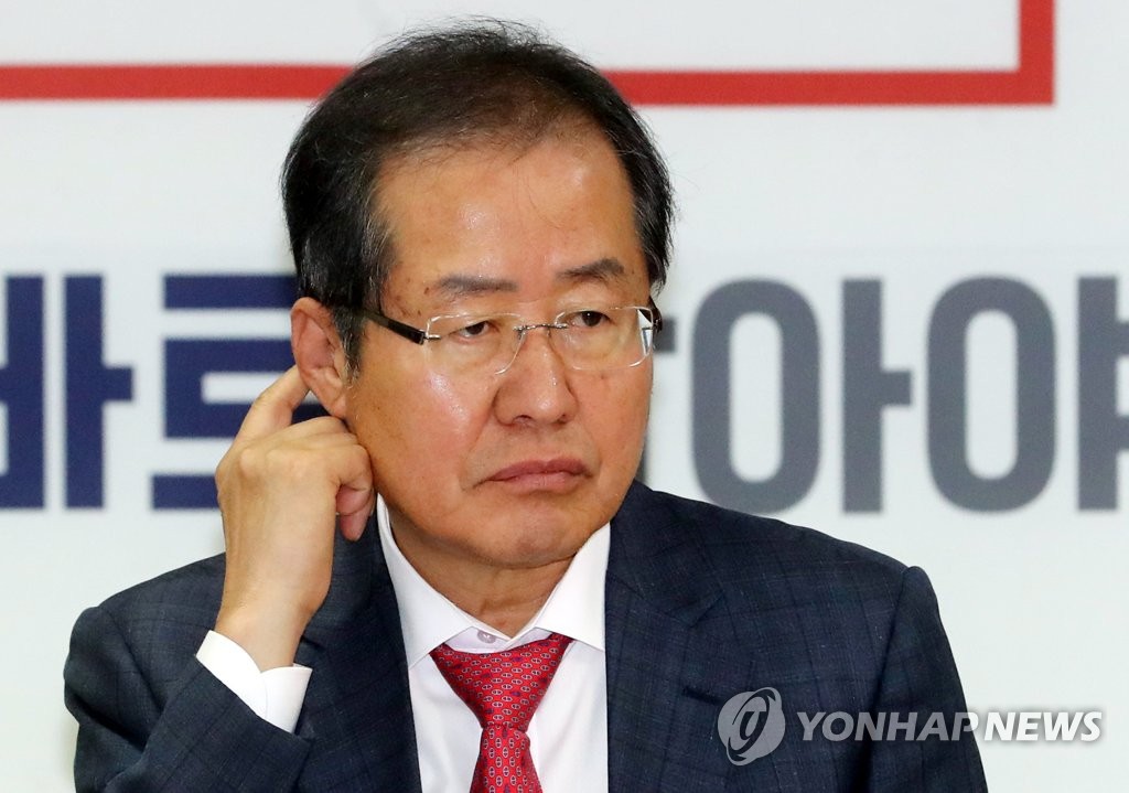 생각에 잠긴 홍준표 대표