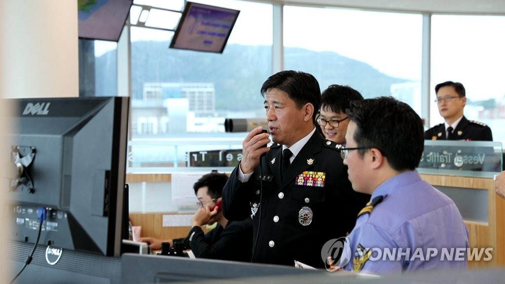 부산항 VTS 관제업무 확인하는 류춘열 남해해경청장