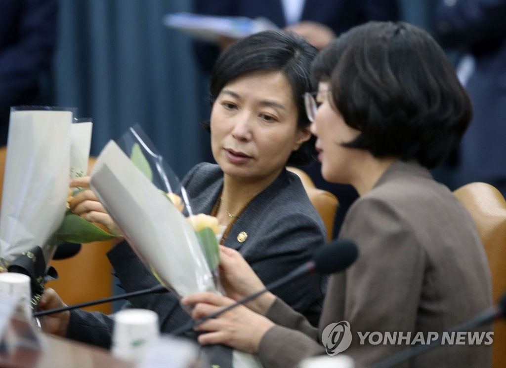 꽃 선물 받은 차관들