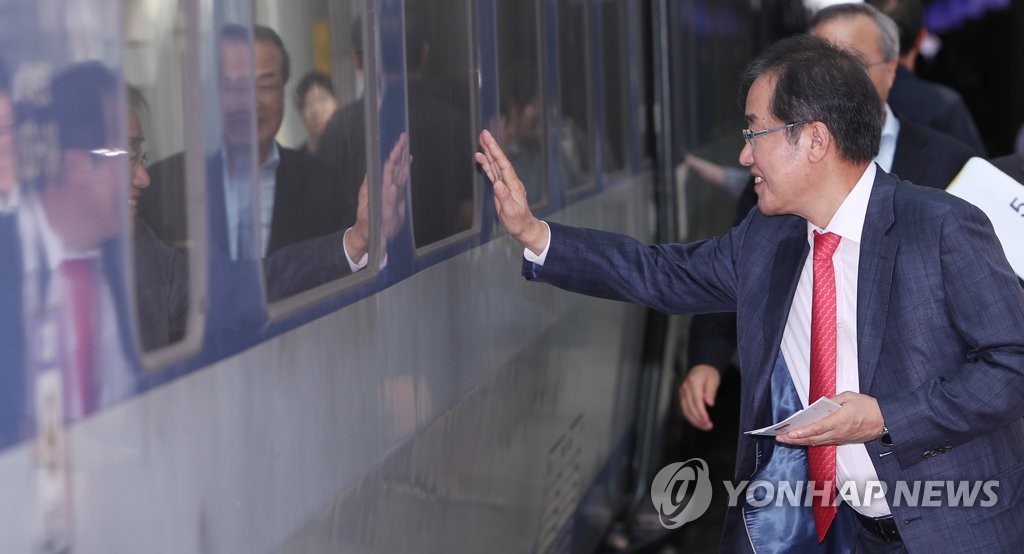 귀성객에게 손 흔드는 홍준표