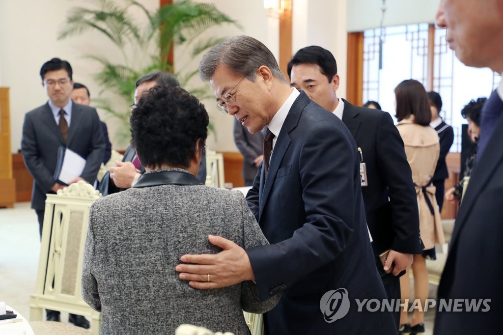 전사·순직자 유가족 위로하는 문 대통령