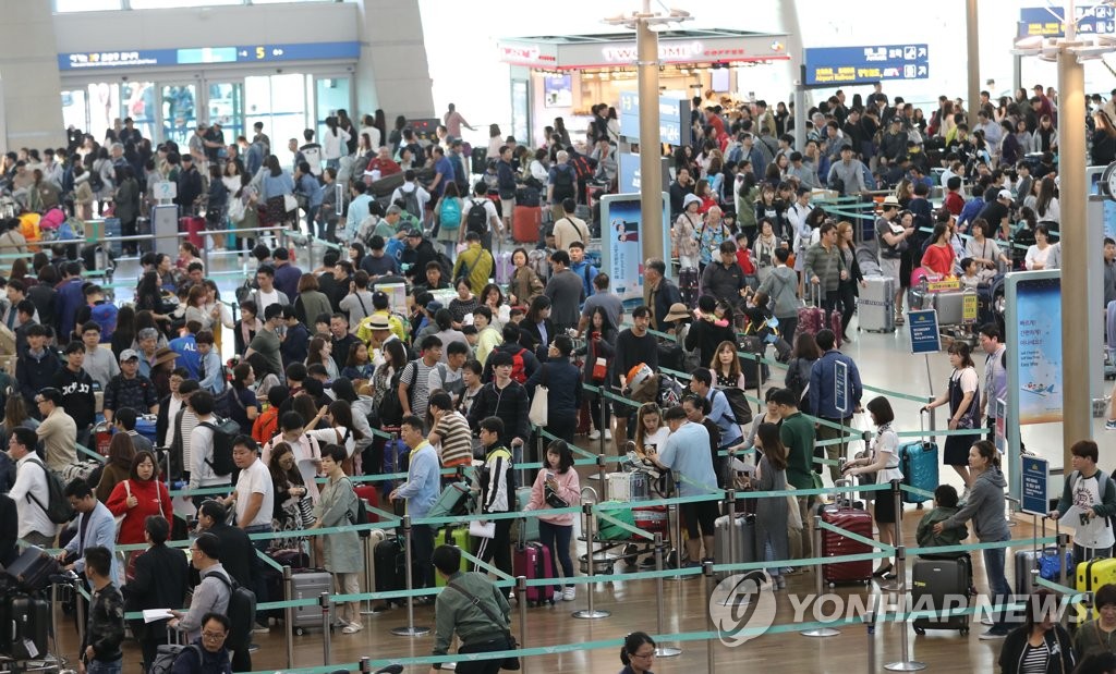 １０月の仁川国際空港。海外旅行に出掛ける人たちで混み合った（資料写真）＝（聯合ニュース）
