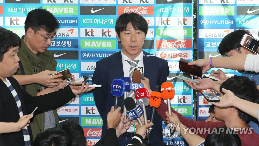 인터뷰하는 신태용 감독