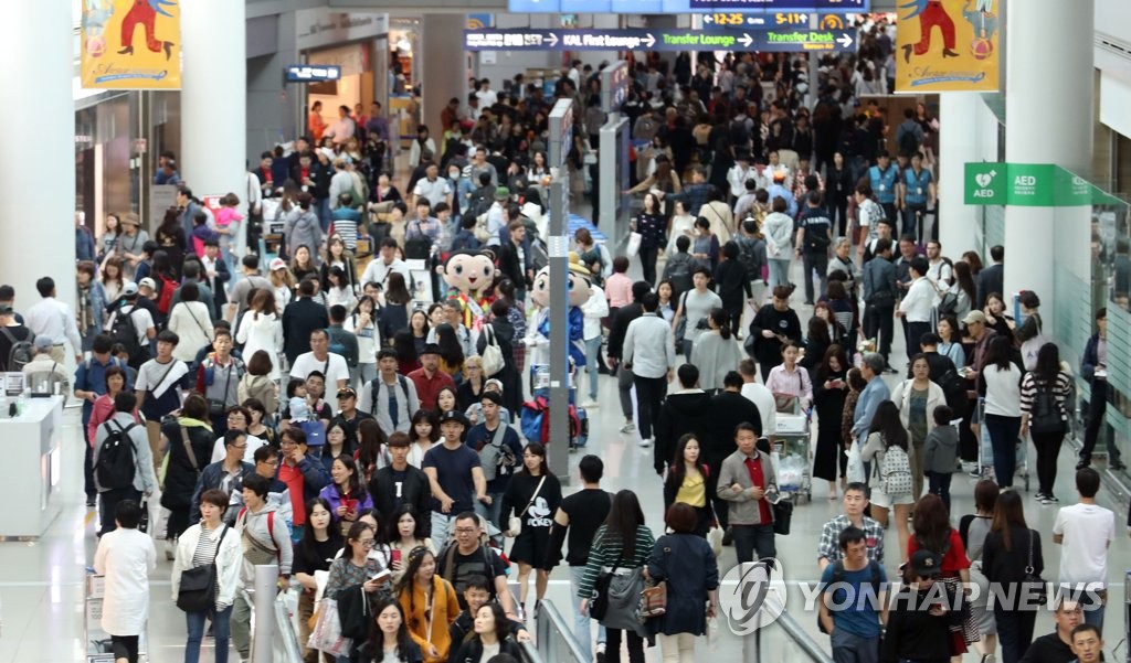 지난 2일 여행객으로 가득한 공항 면세점 구역