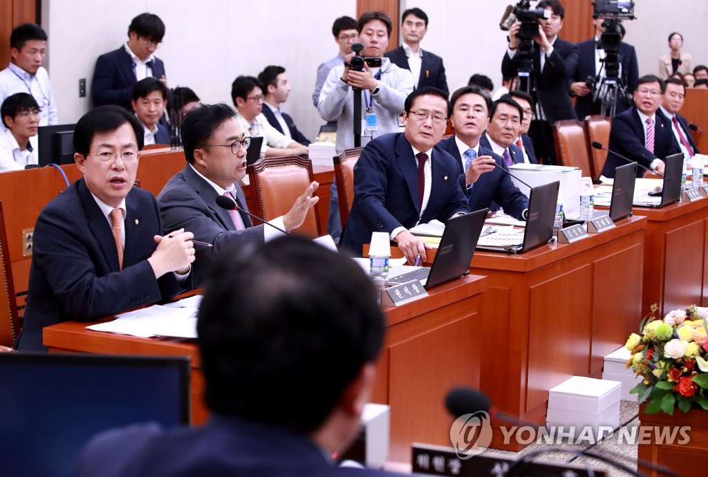 농해수위 국감, 위원장과 설전 벌이는 한국당