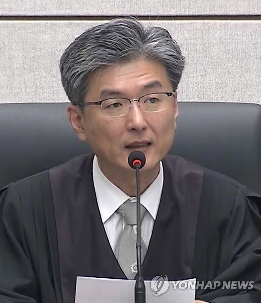 박근혜 구속 연장 결정한 김세윤 부장판사