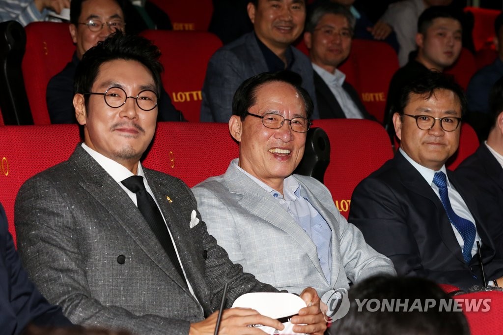 시사회 참석한 송영무-조진웅