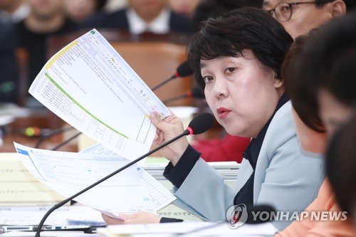 자료제출 요구하는 정춘숙 의원