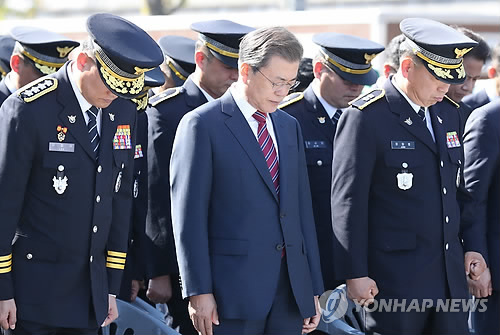 문 대통령, 순직 경찰에 묵념