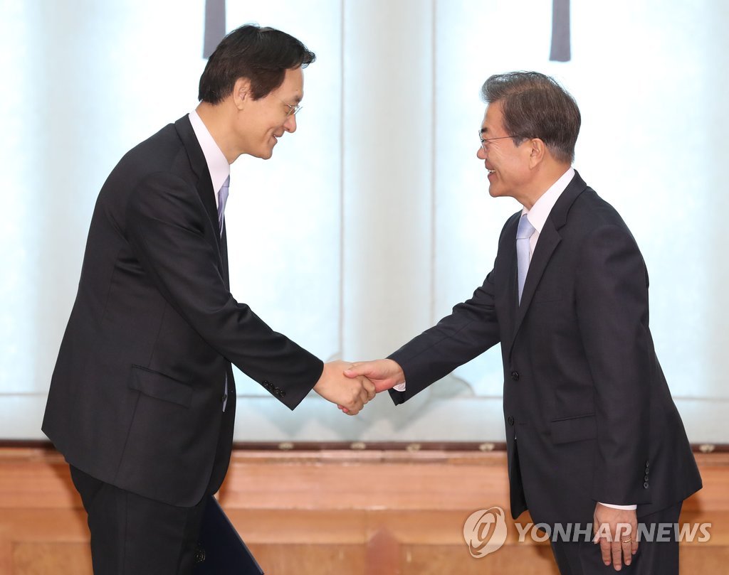 문 대통령, 이수훈 주 일본대사에게 신임장 수여