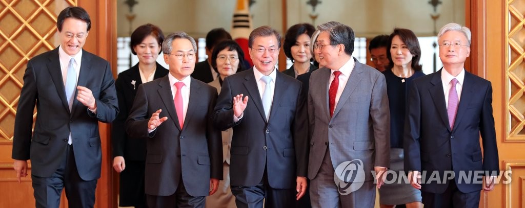 문 대통령과 4강대사 '미소'