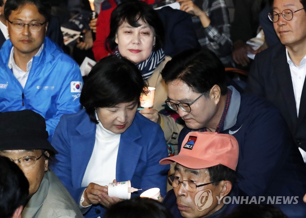 촛불 나누는 추미애 우원식