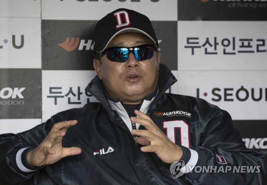시합 전 인터뷰하는 김태형 감독