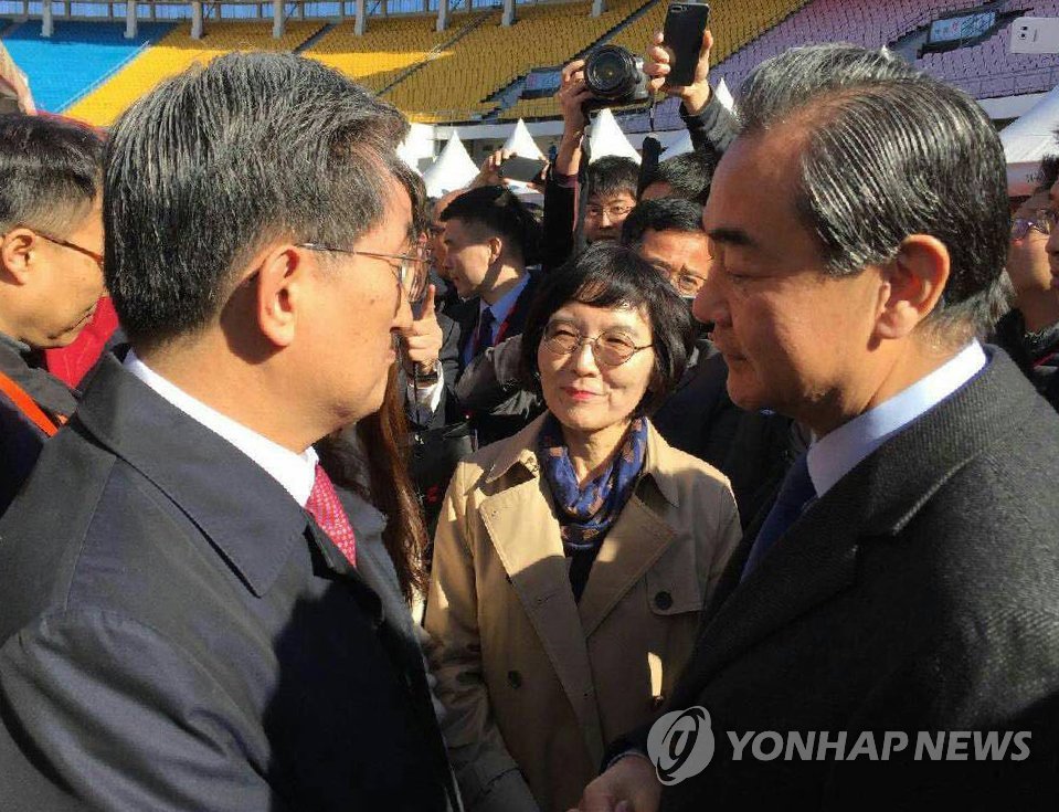반갑게 인사하는 노영민 주중한국대사와 왕이 중국외교부장