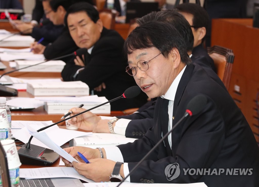 자료제출 요구하는 이완영 의원