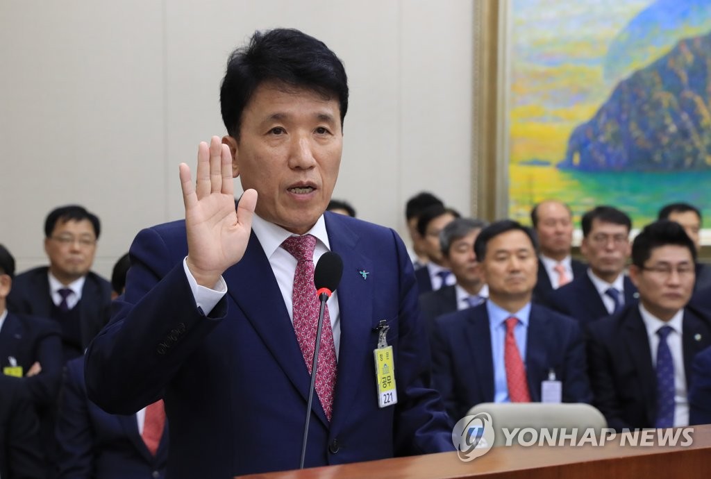 증인 선서하는 함영주 KEB 하나은행장