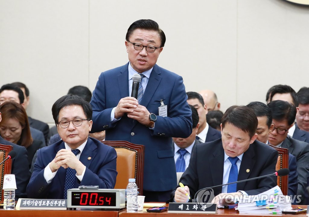 답변하는 고동진 삼성전자 사장