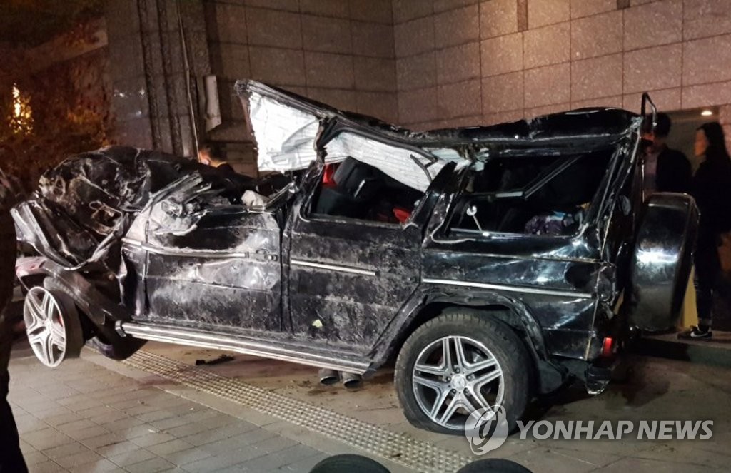 치워지는 김주혁 차량