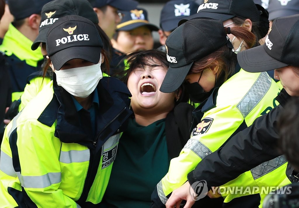「トランプ氏訪韓に反対」　国会でデモ