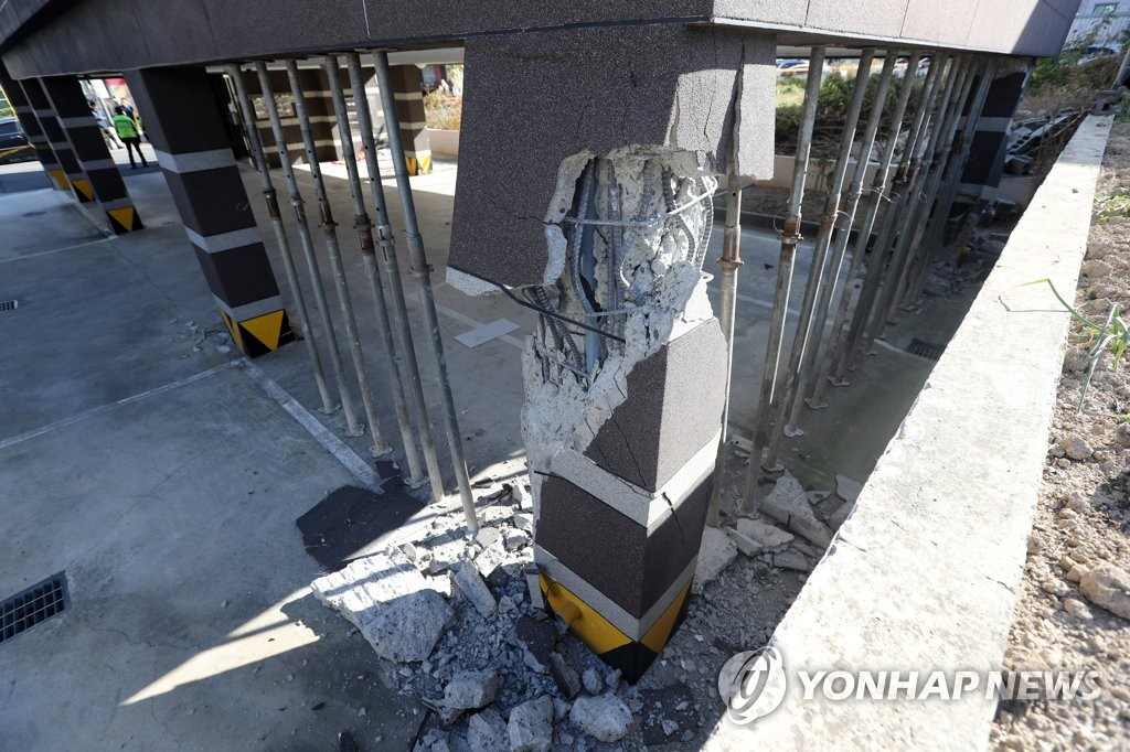 지진에 뼈대만 드러난 건물 기둥