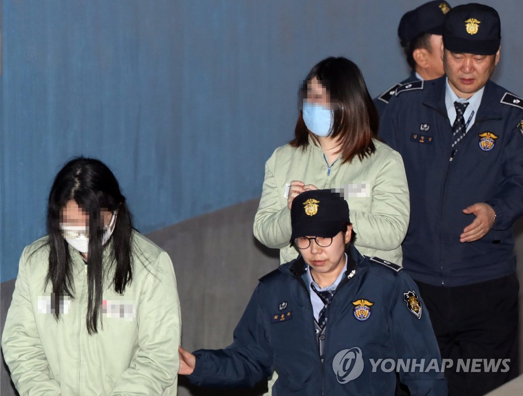 항소심 재판에 출석하는 '인천 초등생 살해' 10대들 [연합뉴스 자료사진]